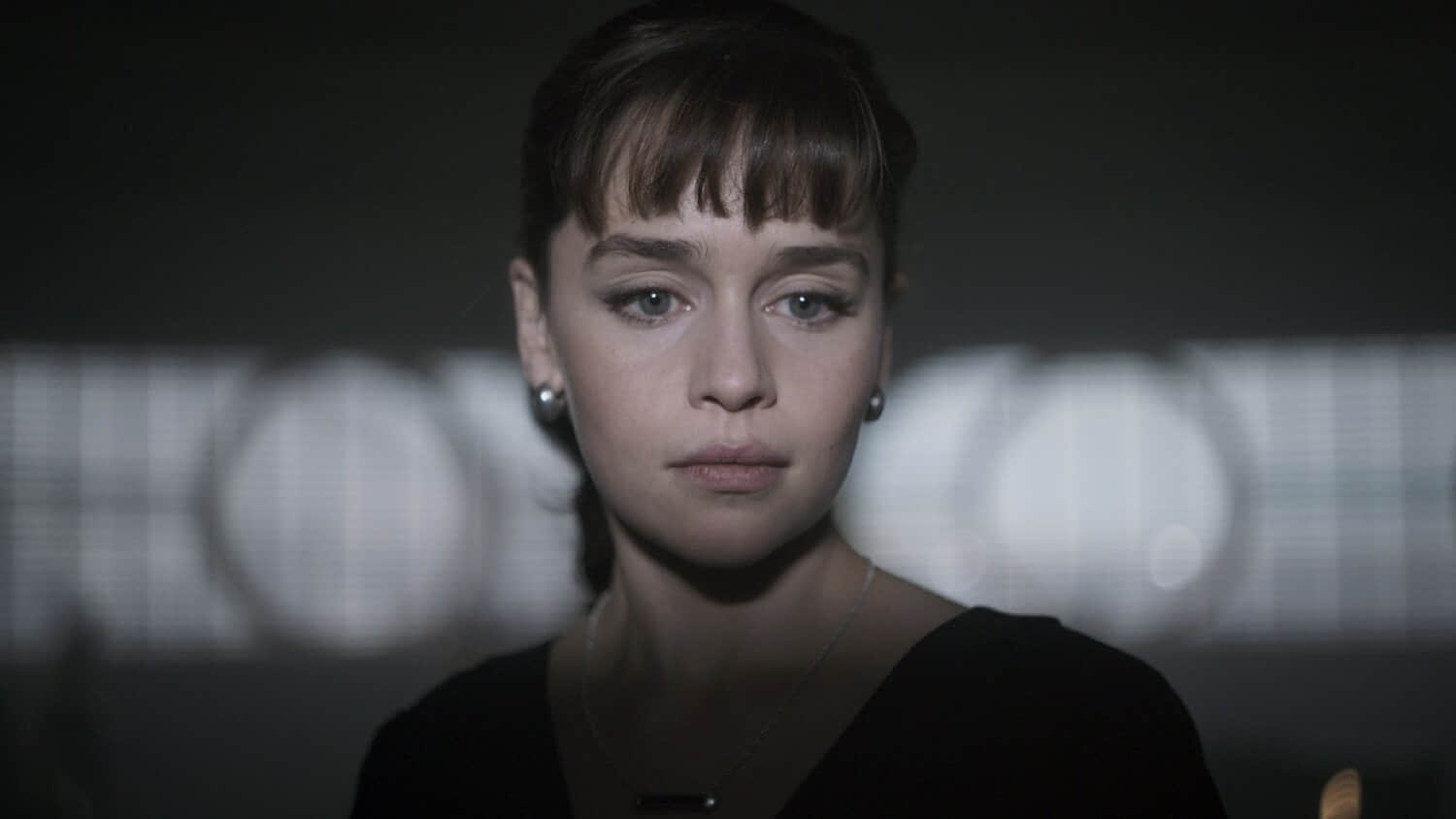 emilia-clarke-as-qi-ra-in-solo-a-star-wars-story.jpeg