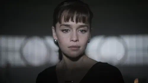 assets/emilia-clarke-as-qi-ra-in-solo-a-star-wars-story.jpeg