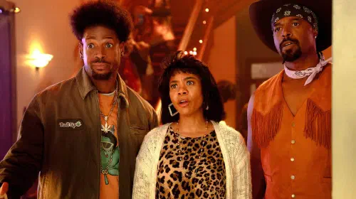 assets/marlon-wayans-shorty-regina-hall-s-brenda-and-shawn-wayans-ray-looking-surprised-at-someone-in-scary-movie.jpeg