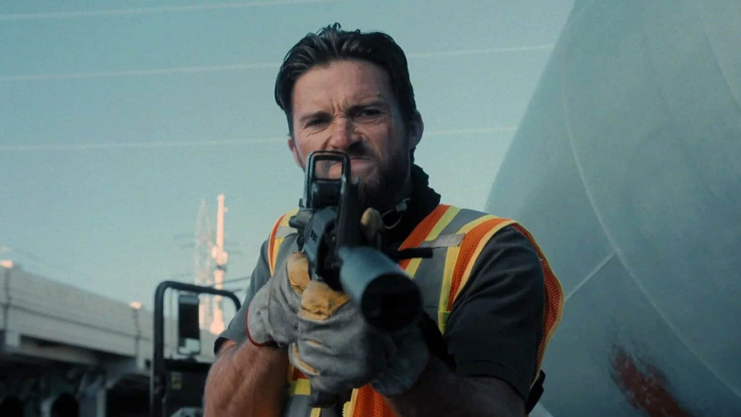 scott-eastwood-with-an-assault-rifle-in-wrath-of-man.jpeg