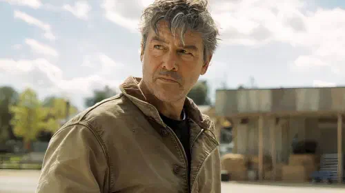 assets/kyle-chandler-looking-to-the-side-in-lanterns-trailer.jpeg