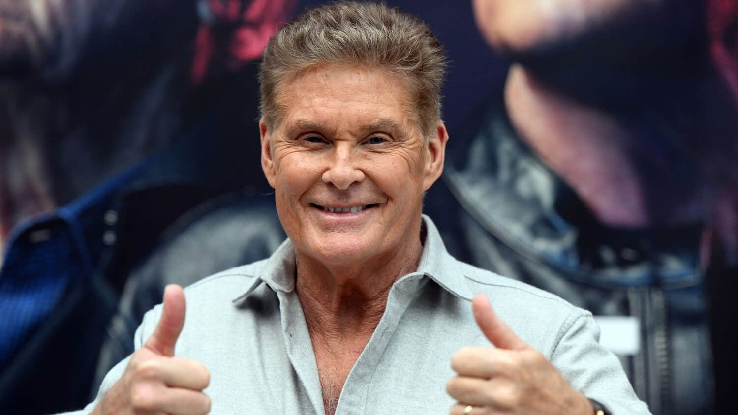 david-hasselhoff-smiling-with-his-thumbs-up-at-an-event.jpeg