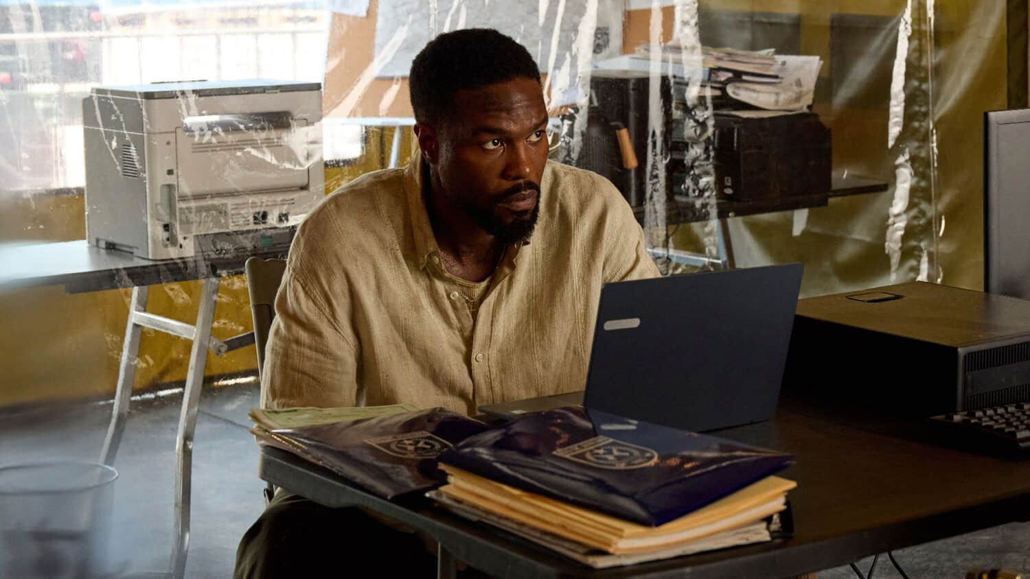 yahya-abdul-mateen-ii-as-john-creasy-sitting-at-a-computer-looking-anxious-in-man-on-fire.jpeg