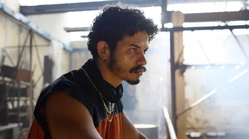 assets/elzio-vieira-as-tiago-looking-serious-in-man-on-fire.jpeg