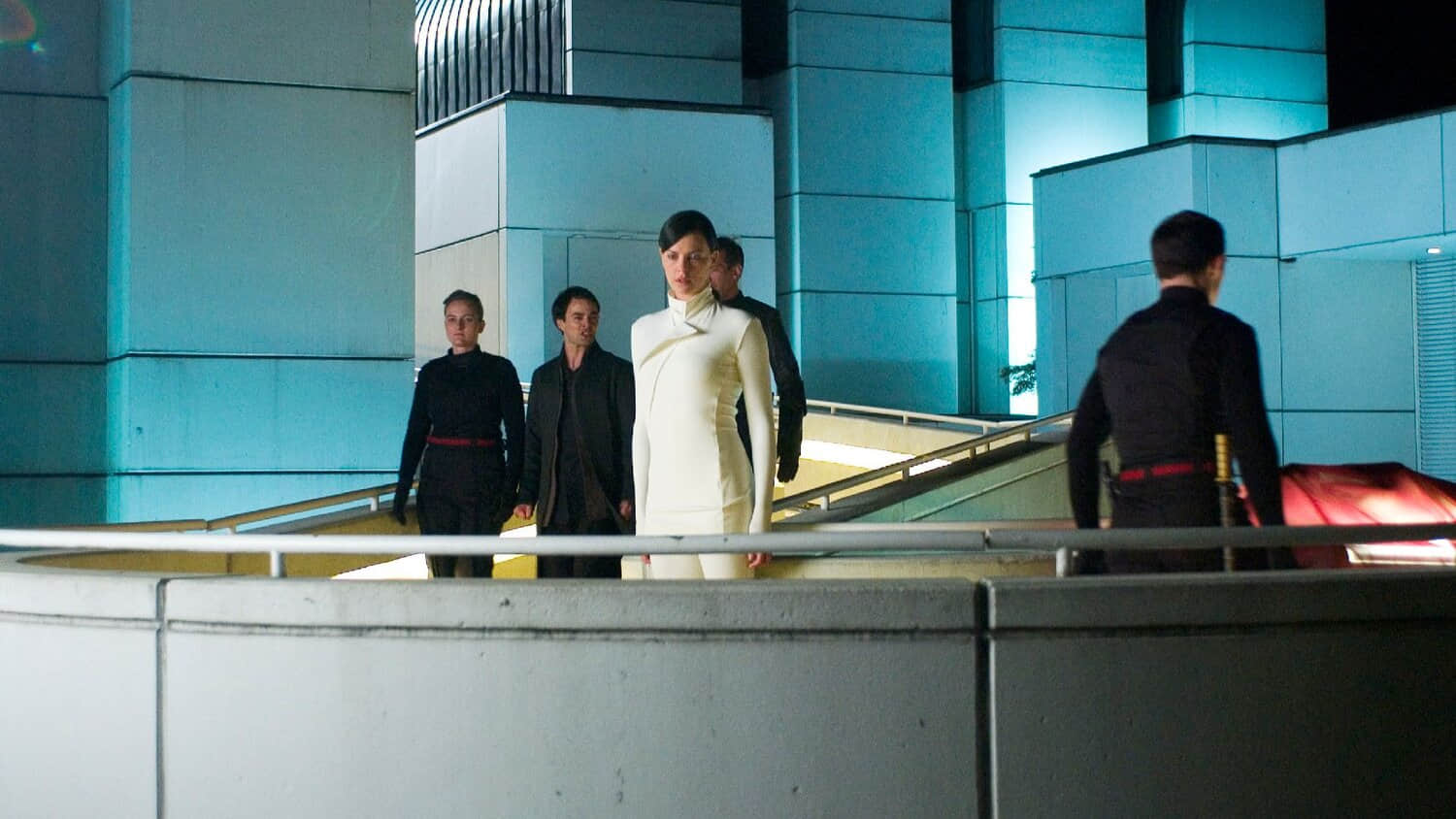 charlize-theron-in-a-white-suit-in-aeon-flux.jpeg