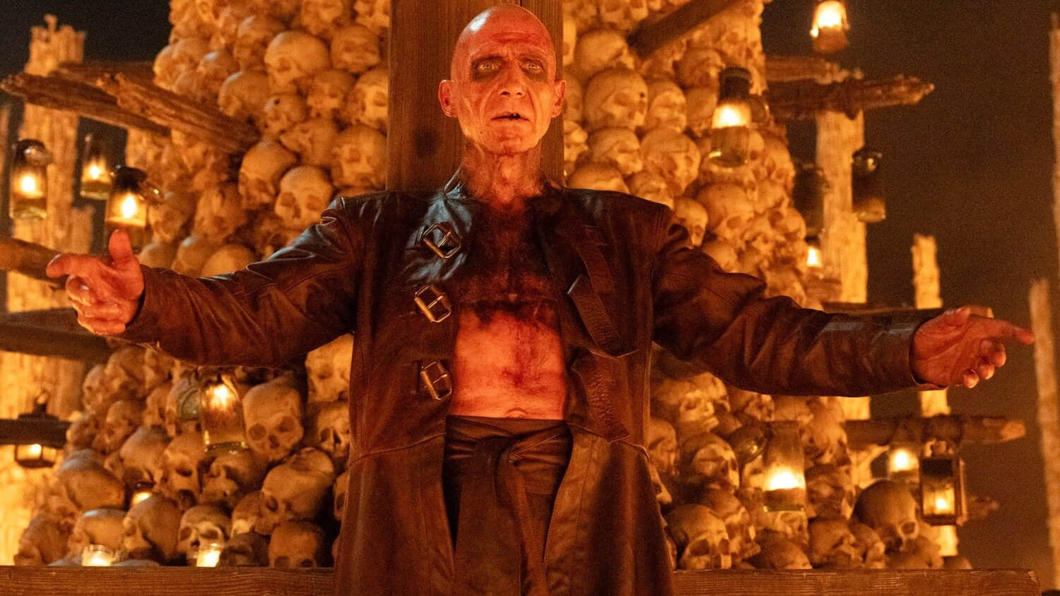 ralph-fiennes-as-dr-kelson-spreading-his-arms-in-front-of-a-skull-tower-in-28-years-later-the-bone-temple.jpeg