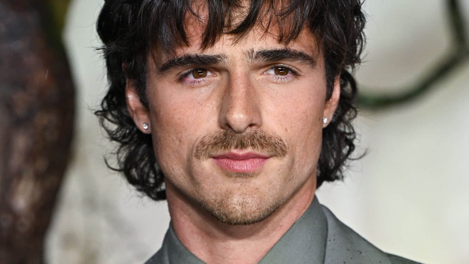 jacob-elordi-posing-on-the-red-carpet-for-wuthering-heights.jpeg