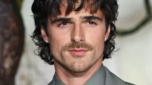 assets/jacob-elordi-posing-on-the-red-carpet-for-wuthering-heights.jpeg