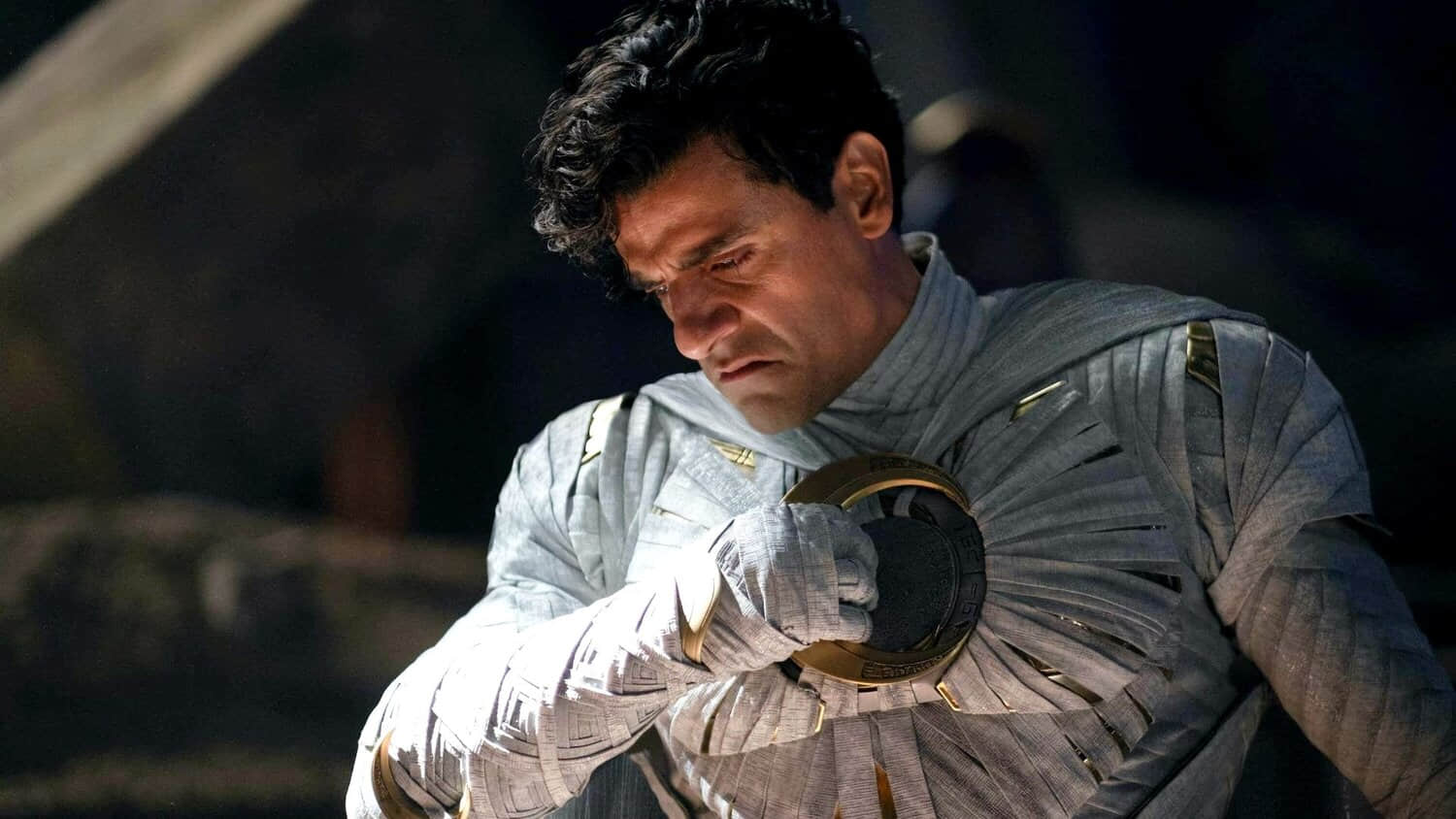 oscar-isaac-s-moon-knight-angry-and-using-one-of-his-stars.jpeg
