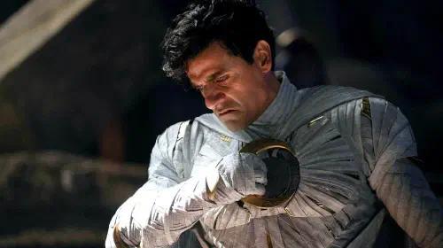 assets/oscar-isaac-s-moon-knight-angry-and-using-one-of-his-stars.jpeg