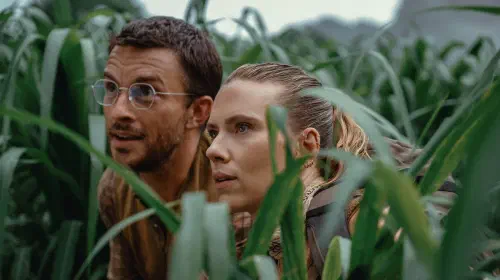 assets/jonathan-bailey-and-scarlett-johansson-in-jurassic-world-rebirth.jpeg