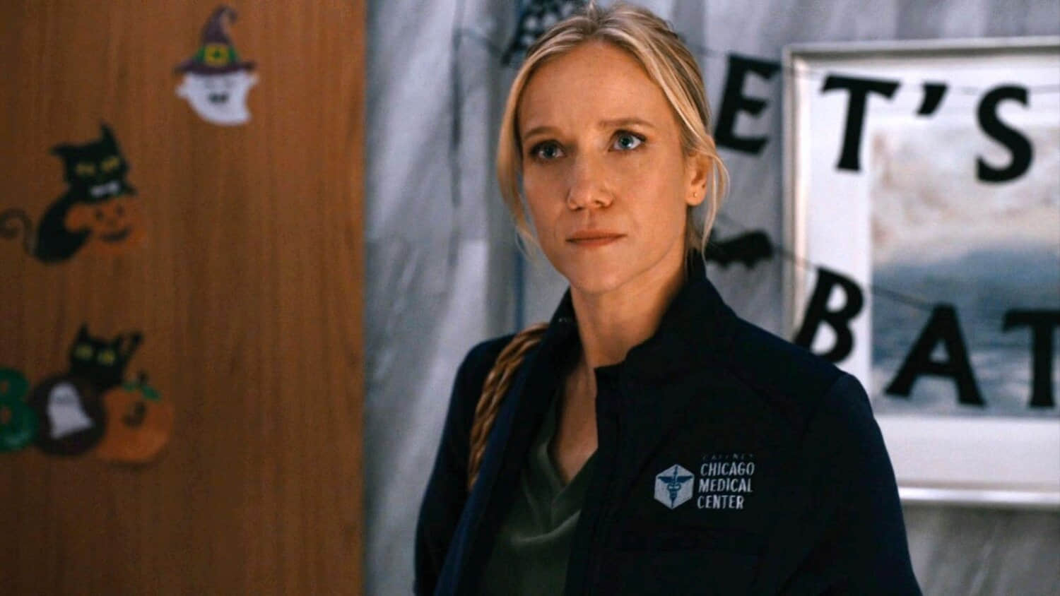 jessy-schram-as-hannah-asher-in-chicago-med-season-11-episode-5.jpeg