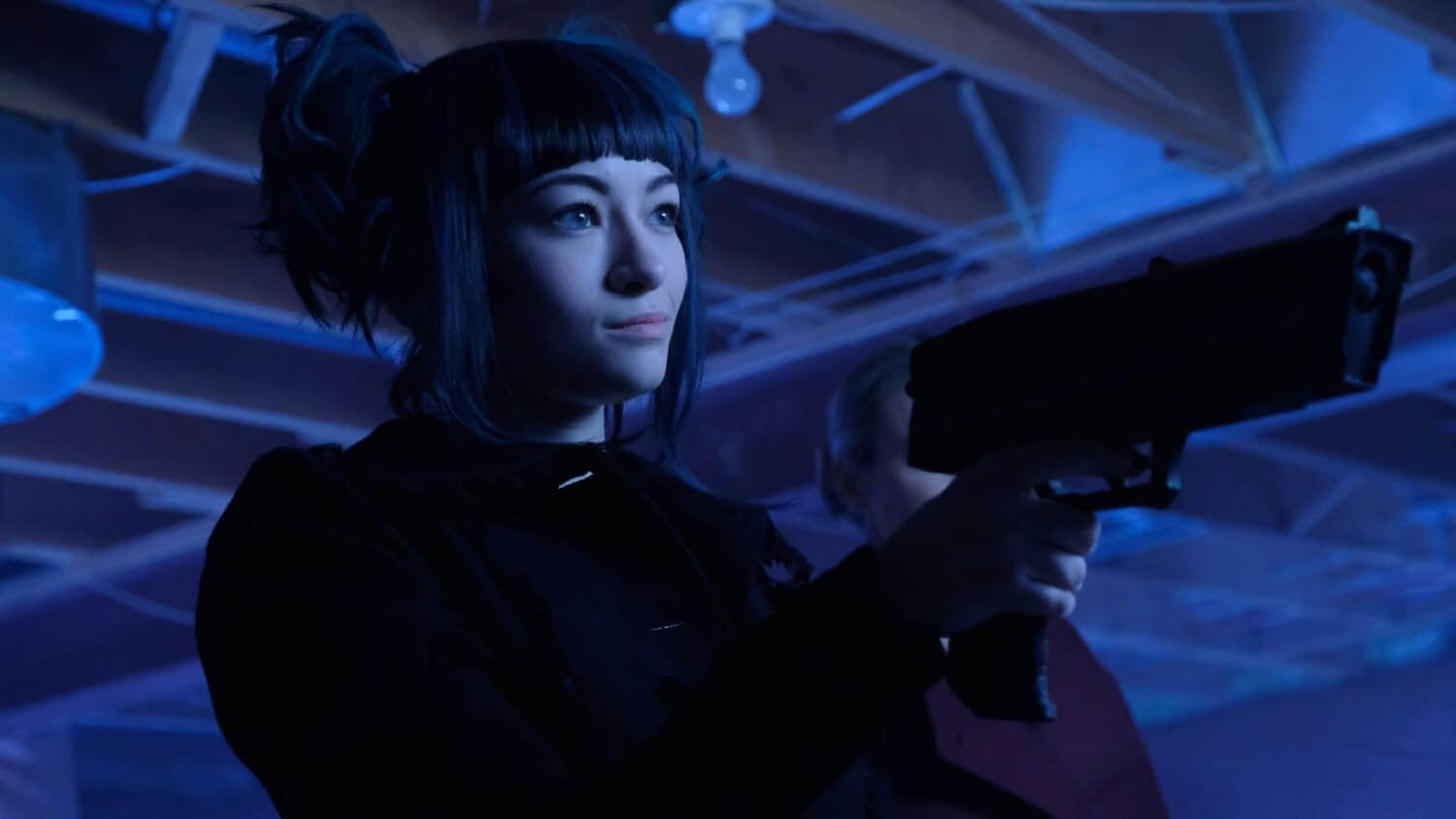 jodelle-ferland-as-five-holds-up-a-gun-in-blue-lighting-in-the-2015-show-dark-matter.jpeg
