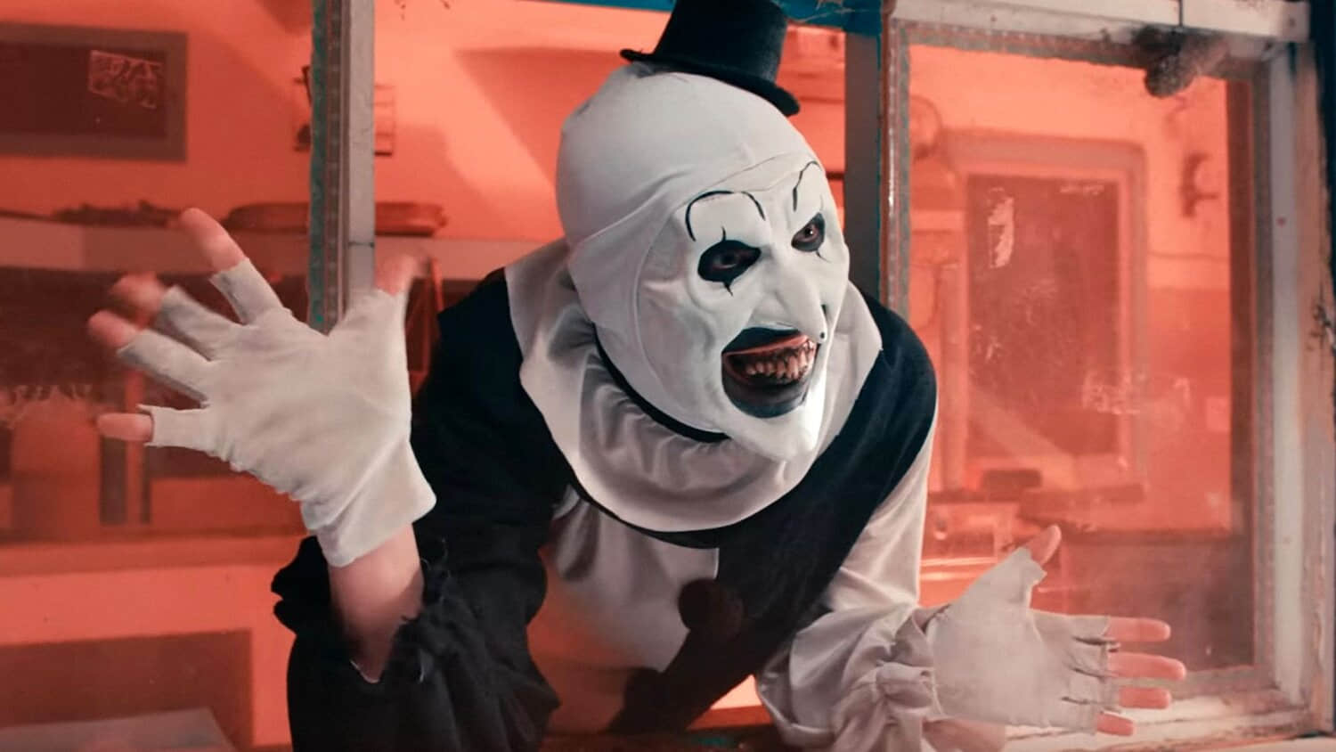 david-howard-thornton-as-art-the-clown-leaning-forward-and-spreading-his-hands-in-terrifier-2.jpeg