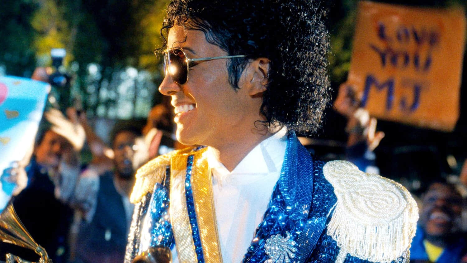 jaafar-jackson-as-michael-jackson-smiling-at-a-crowd-of-fans-in-michael-2026.jpeg