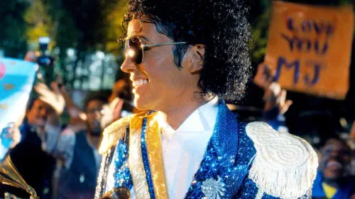 assets/jaafar-jackson-as-michael-jackson-smiling-at-a-crowd-of-fans-in-michael-2026.jpeg