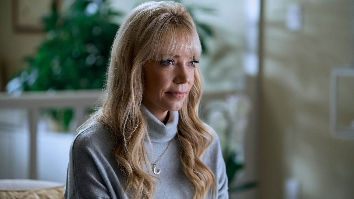 riki-lindhome-as-valerie-kinbott-in-season-1-of-wednesday.jpeg