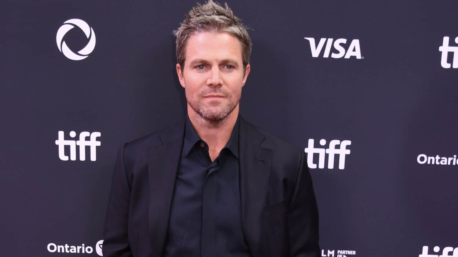 stephen-amell-poses-on-san-diego-comic-con-red-carpet-3.jpeg