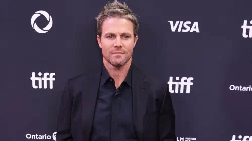 assets/stephen-amell-poses-on-san-diego-comic-con-red-carpet-3.jpeg
