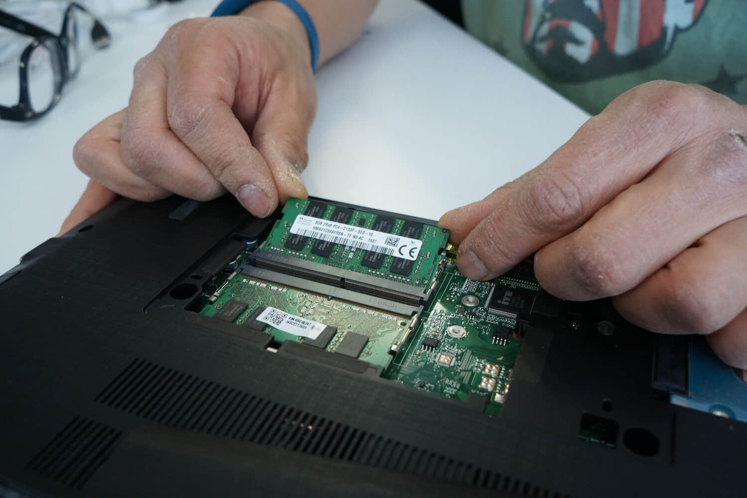 Acer-Aspire-E15-installing-RAM-at-an-angle.jpeg