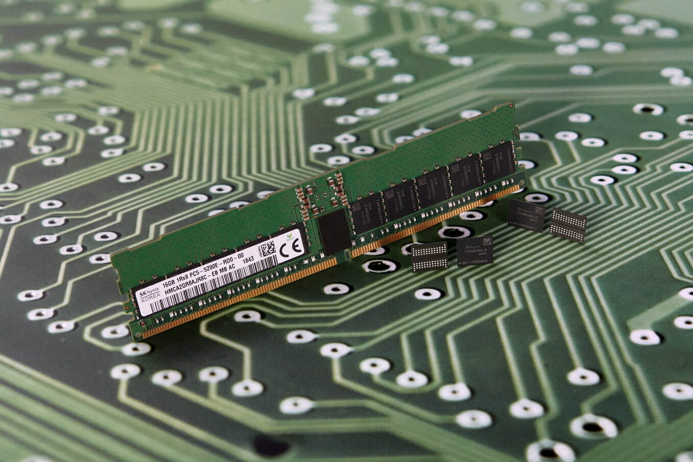 1811_SK_hynix_1Ynm_DDR5_DRAM-1.jpeg