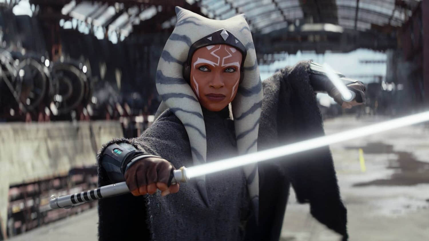 rosario-dawson-as-ahsoka-tano-wielding-two-white-lightsabers-wearing-jedi-robes-in-ahsoka.jpeg