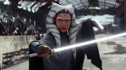 assets/rosario-dawson-as-ahsoka-tano-wielding-two-white-lightsabers-wearing-jedi-robes-in-ahsoka.jpeg