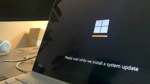assets/Windows-11-system-update-message-on-a-laptop-screen.jpeg