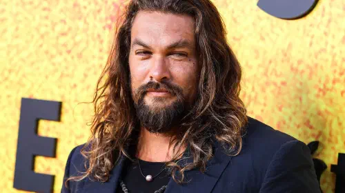 assets/jason-momoa-posing-for-a-photo-on-the-see-season-3-red-carpet.jpeg