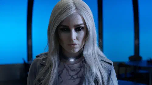 assets/white-canary-has-black-eyes-and-veins-in-legends-of-tomorrow.jpeg