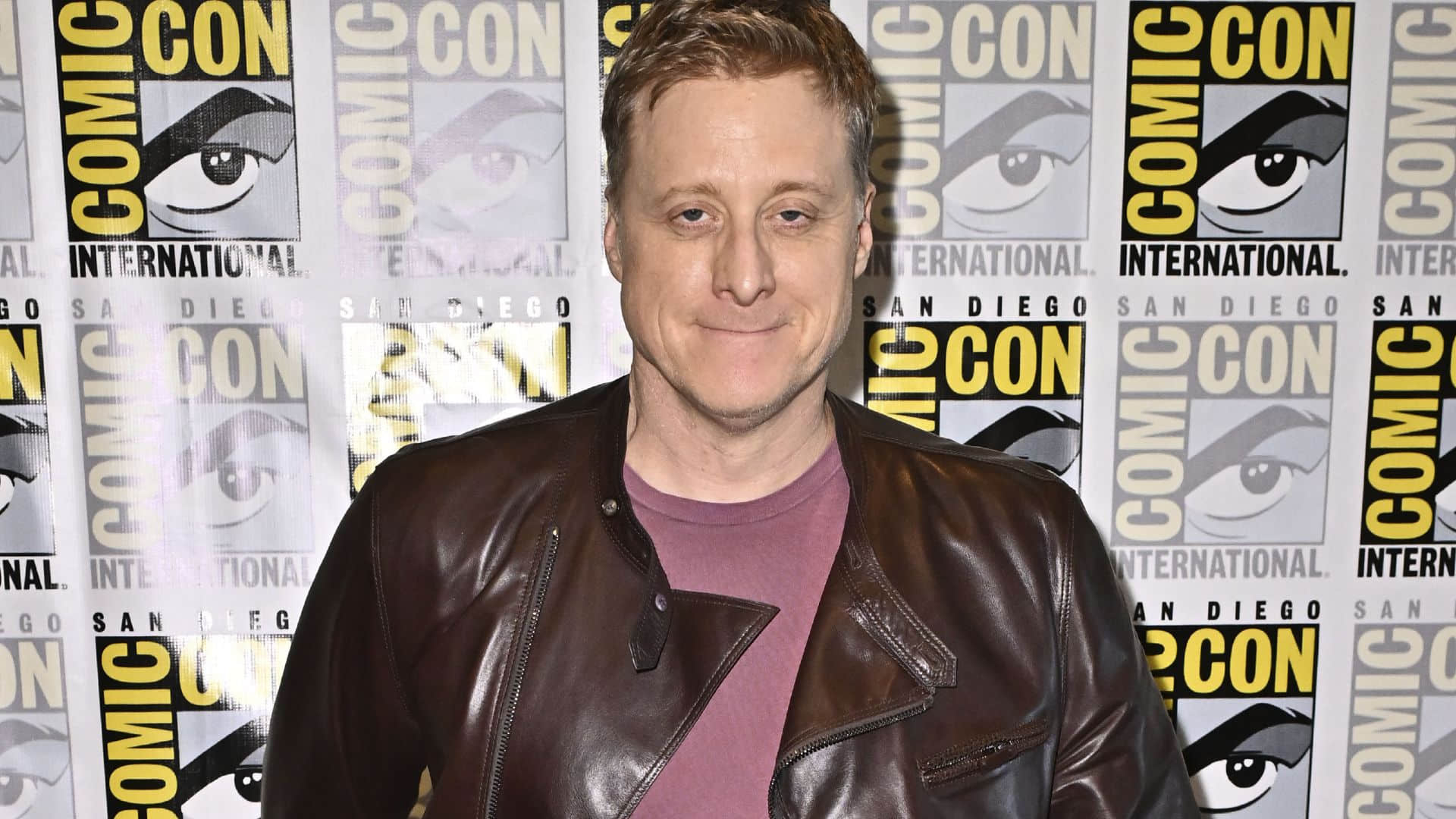 alan-tudyk-at-the-photocall-for-the-fourth-season-of-the-syfy-series-resident-alien-at-san-diego-comic-con-international-2025-at-the-hilton-bayfront-hotel.jpg