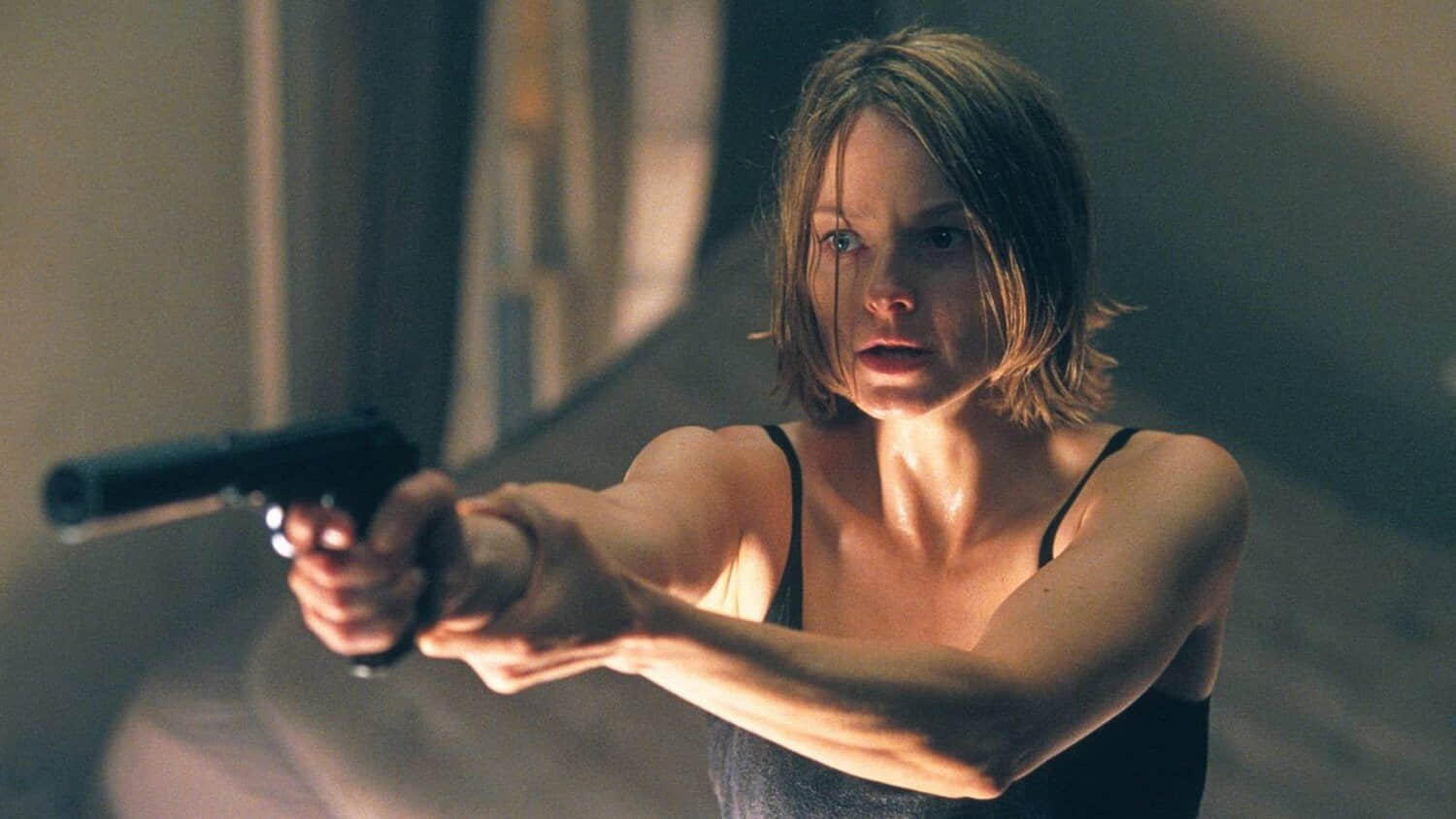 jodie-foster-pointing-a-gun-in-panic-room.jpeg