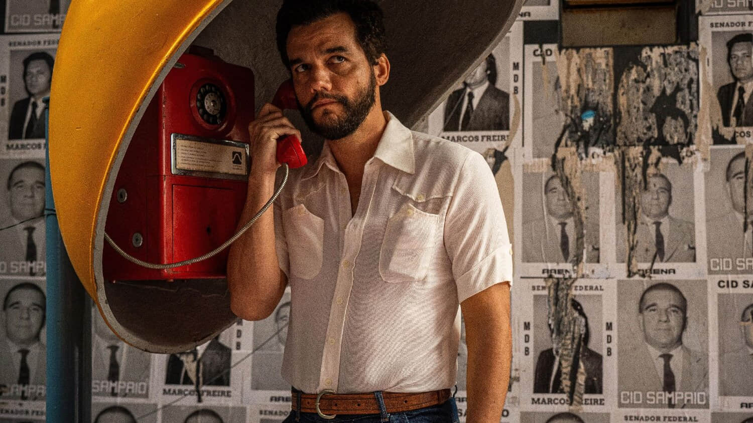 wagner-moura-on-the-phone-in-the-secret-agent.jpeg