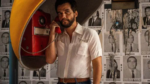 assets/wagner-moura-on-the-phone-in-the-secret-agent.jpeg