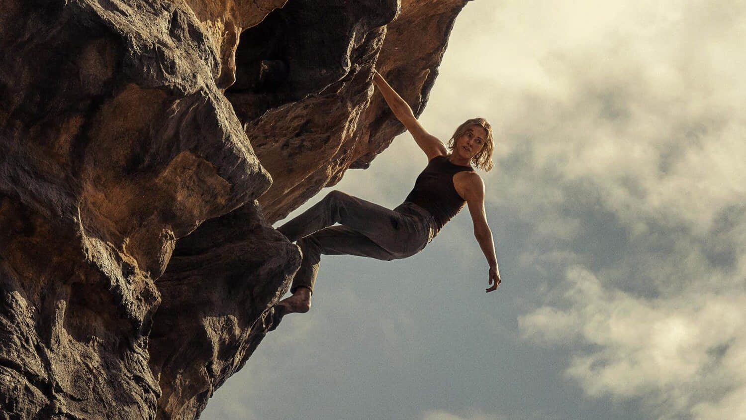 charlize-theron-rock-climbing-in-apex.jpeg
