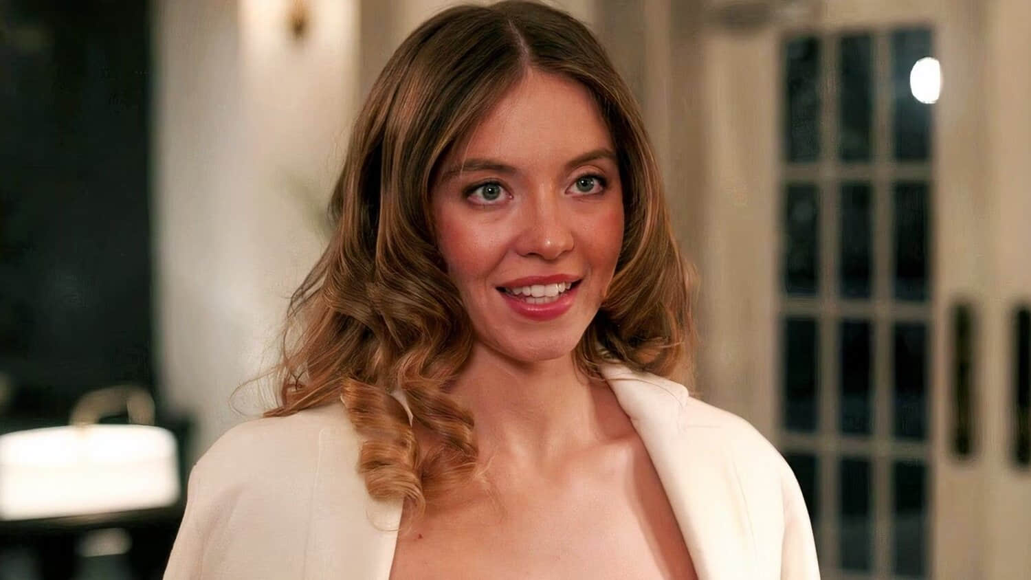 sydney-sweeney-s-millie-at-the-hotel-reception-desk-in-the-housemaid.jpeg