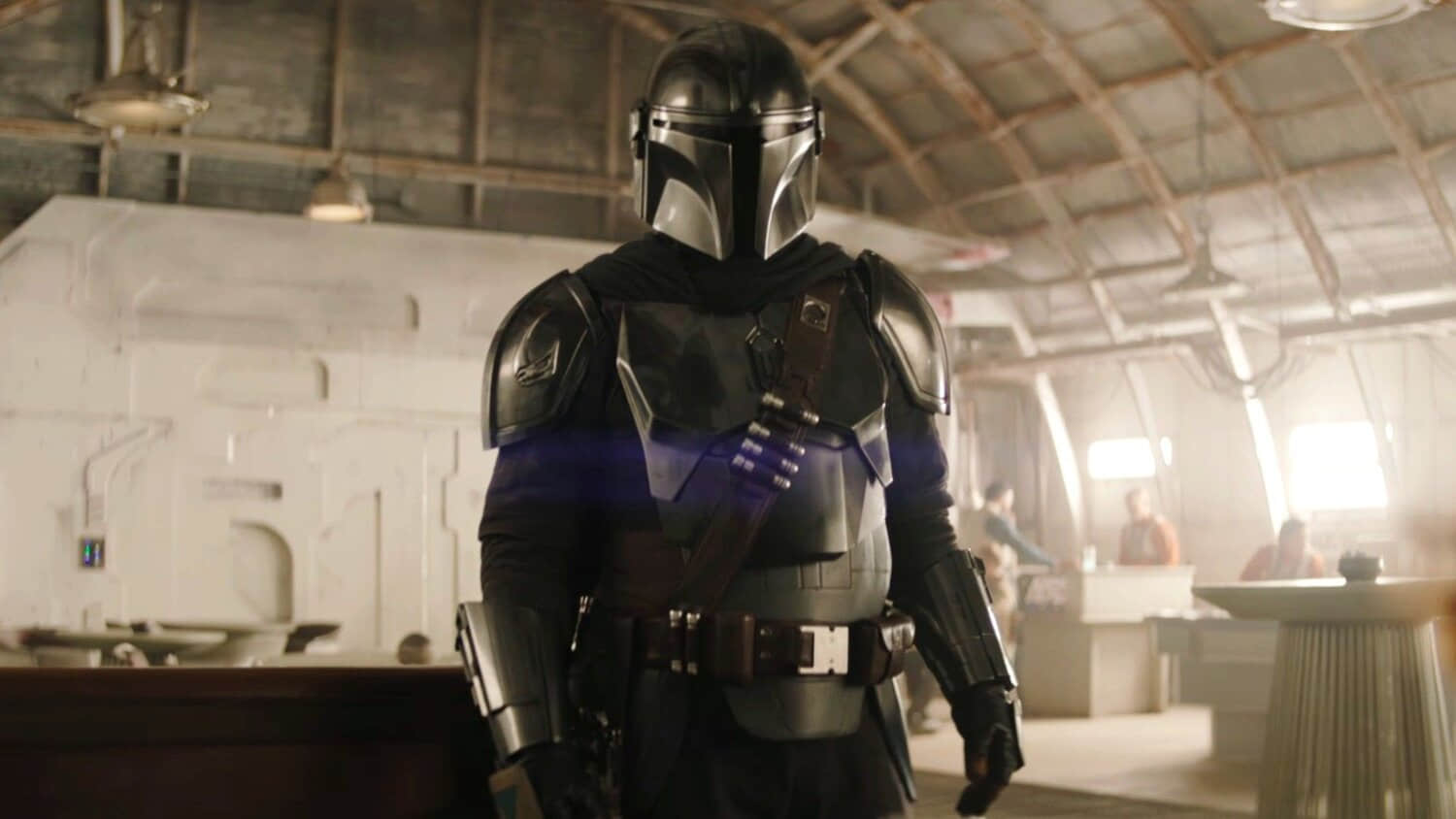 din-djarin-is-speaking-with-a-new-republic-commander-in-the-mandalorian-and-grogu.jpeg