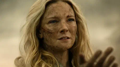 assets/morfydd-clark-as-galadriel-after-sauron-fight-in-the-rings-of-power.jpeg