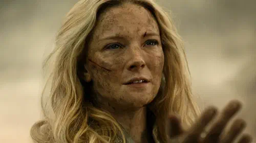 assets/morfydd-clark-as-galadriel-after-sauron-fight-in-the-rings-of-power.jpeg