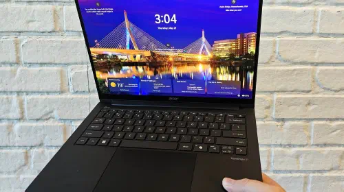 assets/Acer-TravelMate-P6-14-AI-in-hand-1.jpeg