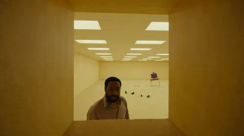 assets/chiwetel-ejiofor-as-clark-looking-into-an-opening-in-backrooms.jpeg