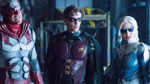 assets/robin-hawk-and-dove-in-titans-season-2.jpeg