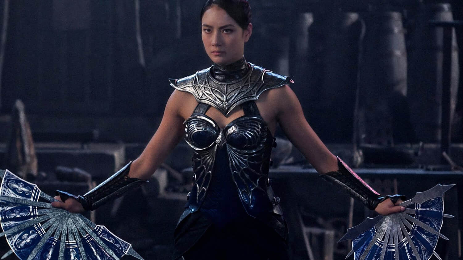 adeline-rudolph-as-kitana-holding-out-her-weapons-in-mortal-kombat-ii.jpeg