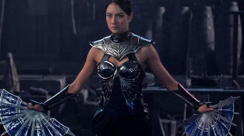 assets/adeline-rudolph-as-kitana-holding-out-her-weapons-in-mortal-kombat-ii.jpeg