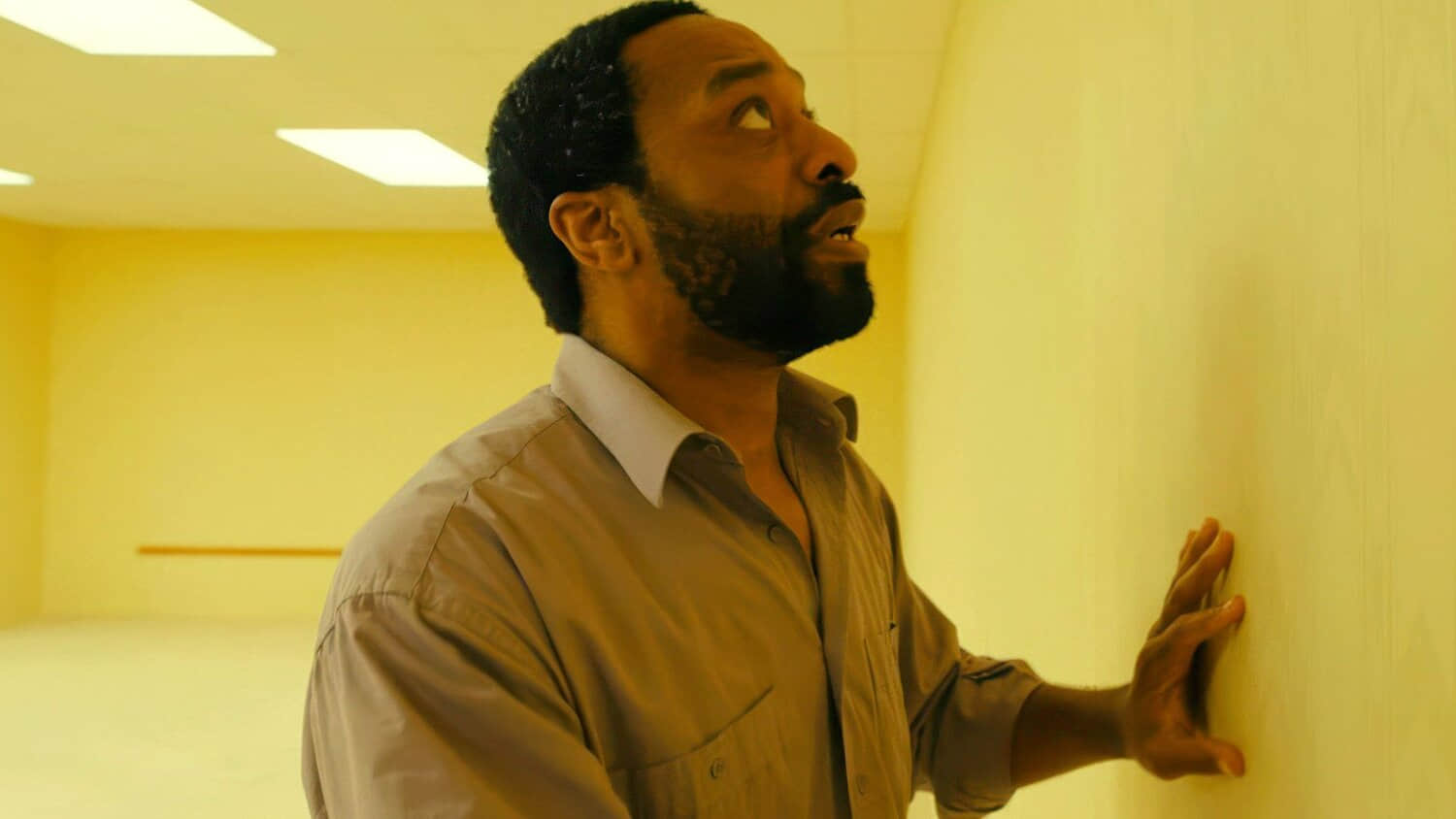 chiwetel-ejiofor-as-clark-nervously-touching-a-wall-in-backrooms.jpeg