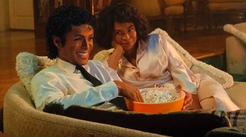 assets/jaafar-jackson-as-michael-jackson-eating-popcorn-on-the-couch-with-nia-long-as-katherine-jackson-in-michael-2026.jpeg