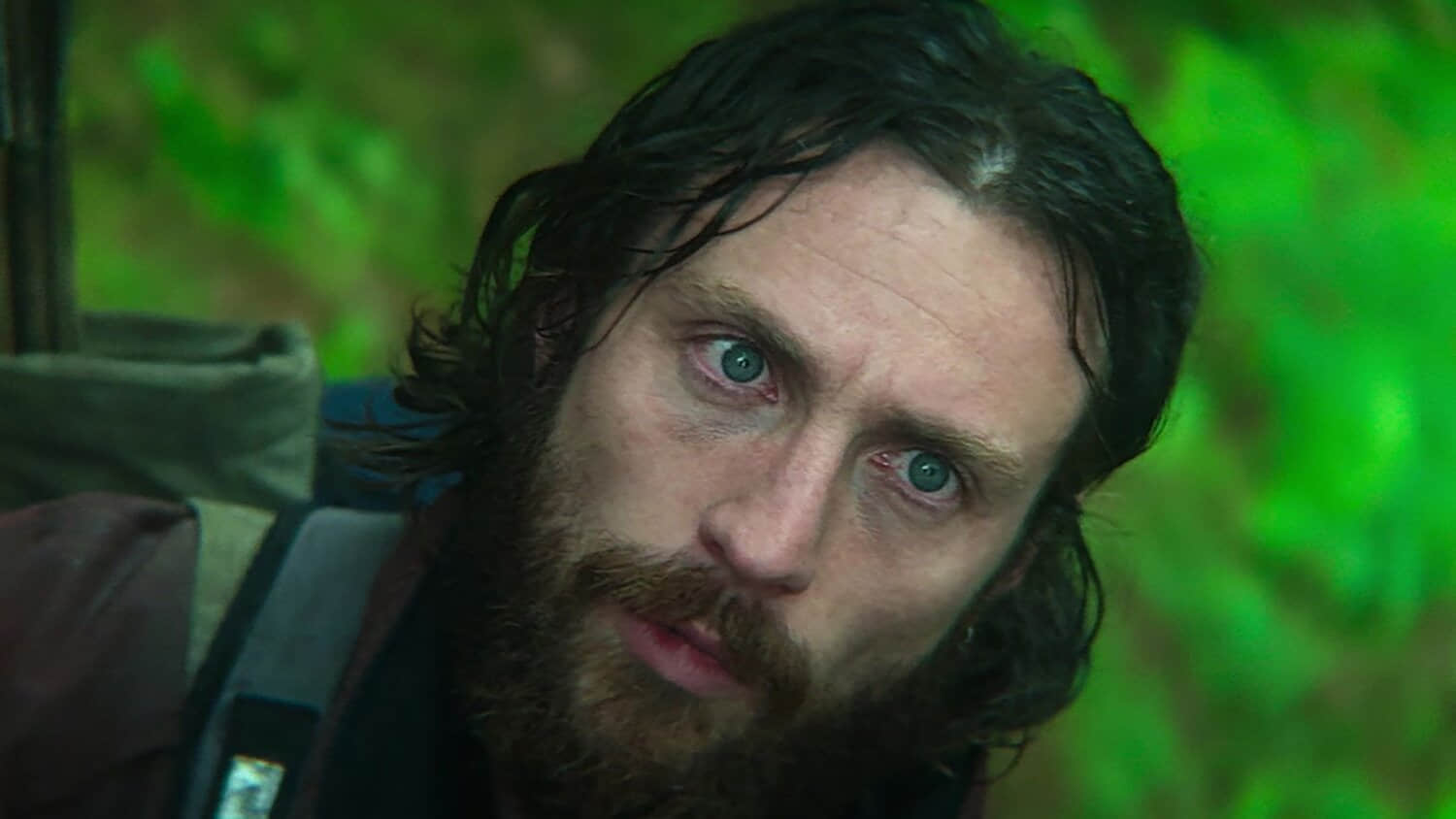 aaron-taylor-johnson-s-jamie-looking-intensely-toward-the-sky-in-28-years-later.jpeg