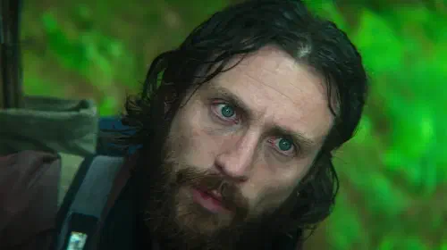 assets/aaron-taylor-johnson-s-jamie-looking-intensely-toward-the-sky-in-28-years-later.jpeg