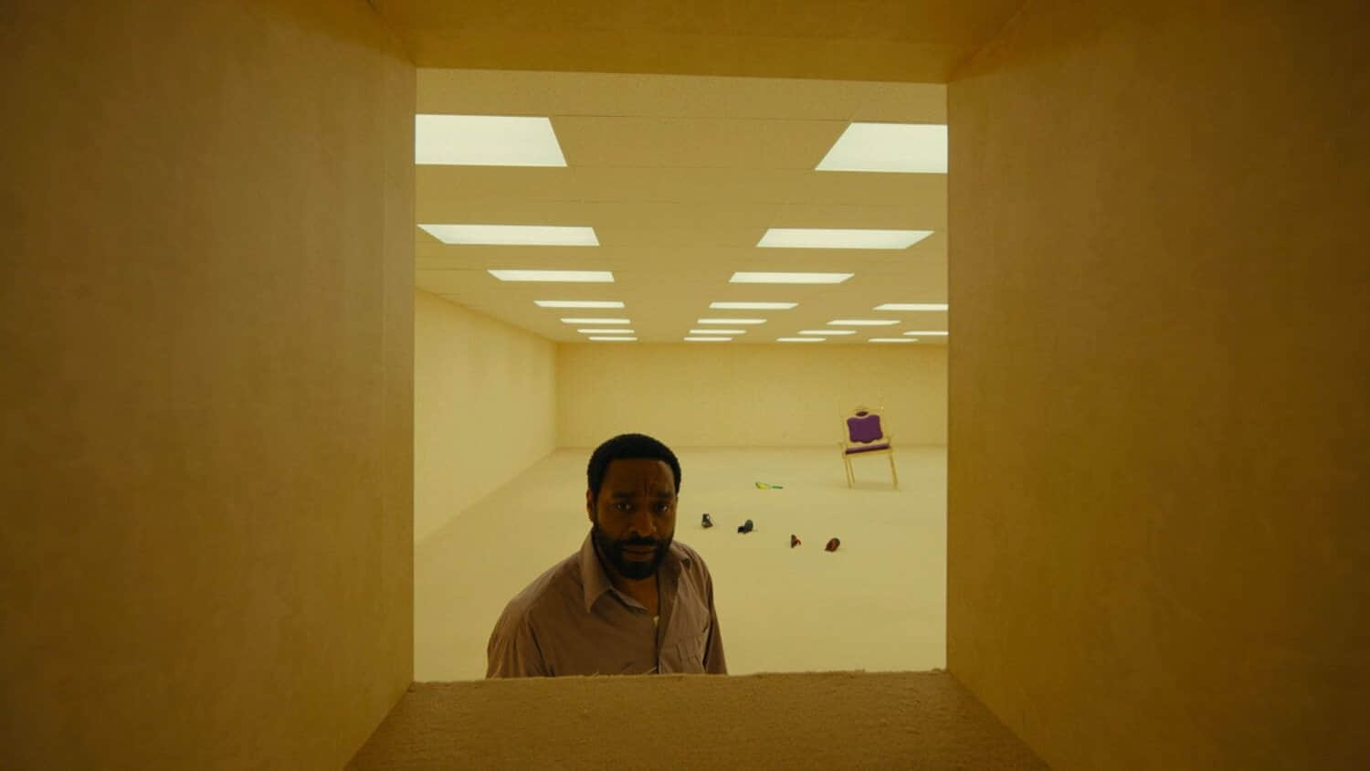 chiwetel-ejiofor-looking-through-a-space-in-backrooms.jpeg