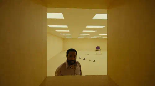 assets/chiwetel-ejiofor-looking-through-a-space-in-backrooms.jpeg